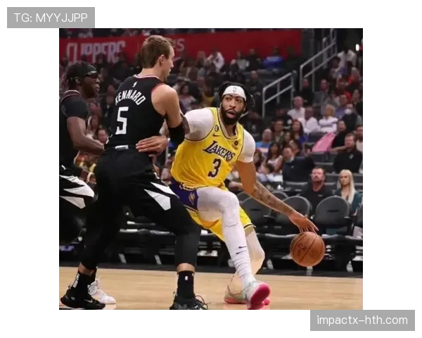 戴维斯这生活节奏也太反差了，场上猛如虎，私下却像邻家大叔一样随性