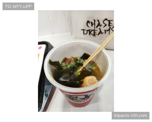 孙准浩训练完直接坐路边啃饭团，这自律程度真没谁了